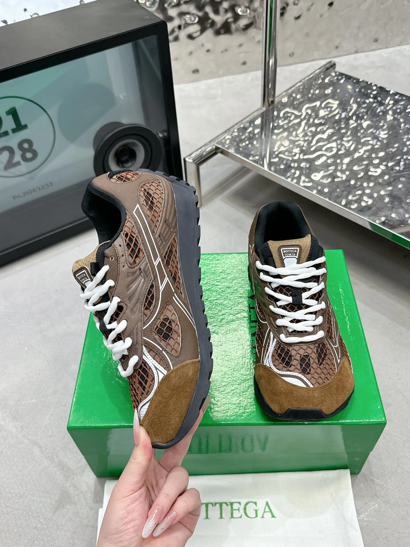 👟👟Ex-factory price 560👟👟 Men ➕20 💰𝐁𝐨𝐭𝐭𝐞𝐠𝐚 𝐕𝐞𝐧𝐞𝐭𝐚 Bodie Home Couple Style 👫BV Sports Shoes Wang Yibo Same Style Casual shoes for couples and dad shoes! Runner sneakers! Original purchase and development! Made of original lightweight technical mesh fabric, the same as the original version! The process is complicated! Paired with a geometric pattern designed rubber outsole, the higher version of the Wang Zha series is actually much taller, but the legs still look slim. Very nice. Durable and durable to play with, standard and version-matching shoe-packing technology. Look for high-end versions. The original outsole is exclusively molded, and the color-blocked TPU outsole is used. The material and weight are the same as the original! Size: Women’s size 35-41 (40 and 41 customized, non-refundable) Men’s size 39-45 (45 customized, non-refundable)